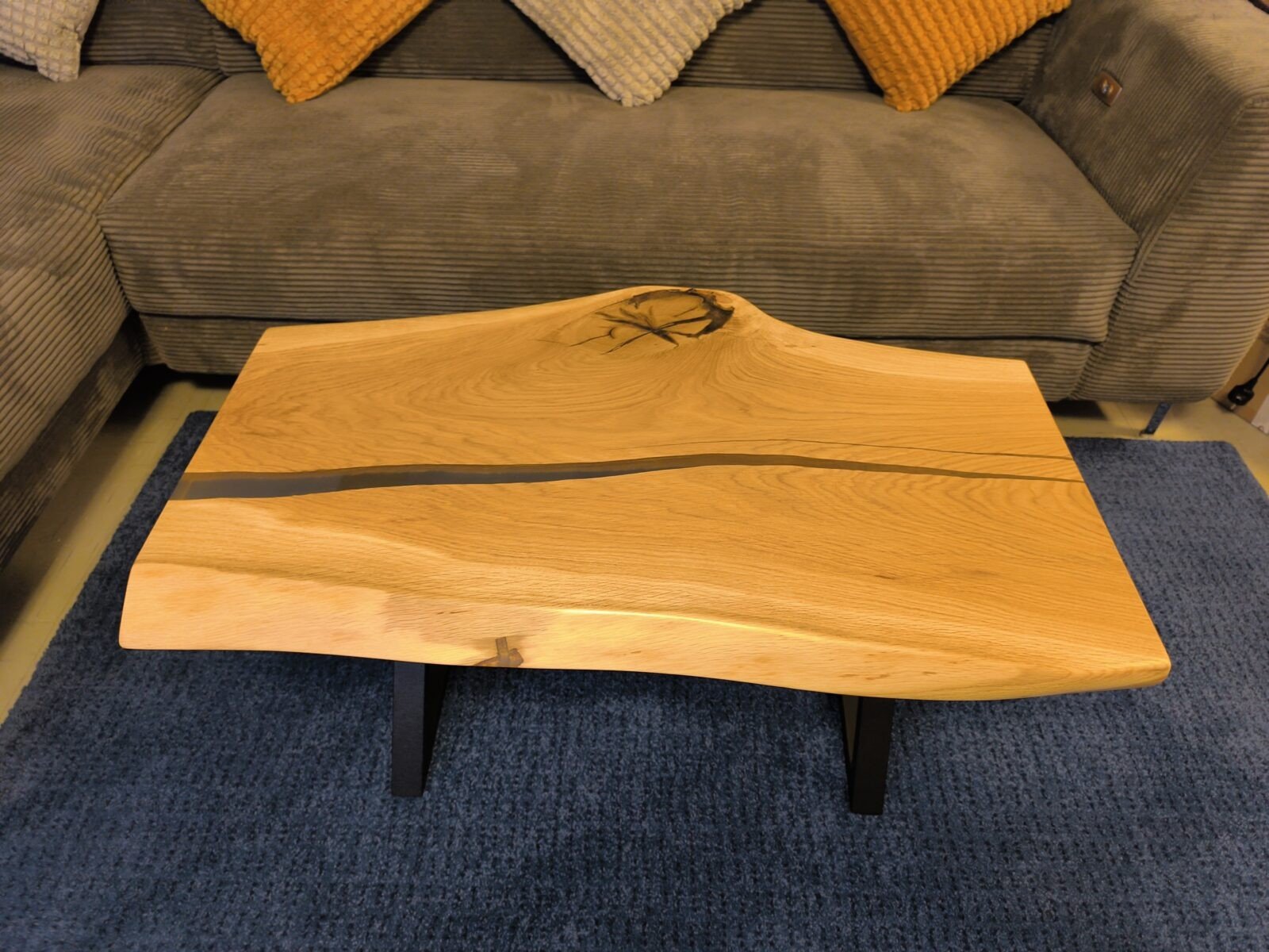 Couchtisch „Naturkunst“ aus Eiche & Epoxidharz – Inkl. X-förmigen Metallbeinen zum Sonderpreis! NaturKunst Couchtisch Eiche mit Epoxidharz – Einzigartig & Handgefertigt