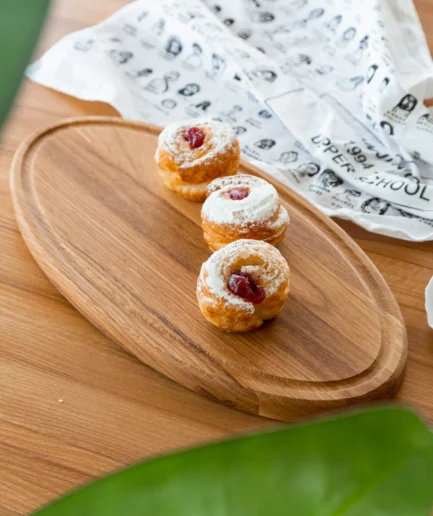 Ovale Schneideplatte aus Eiche 20x40 cm — Handgefertigte Servierplatte mit Leinöl-Schutz gegen Wasser & Flecken Ovale Schneideplatte aus Eiche 20x40 cm