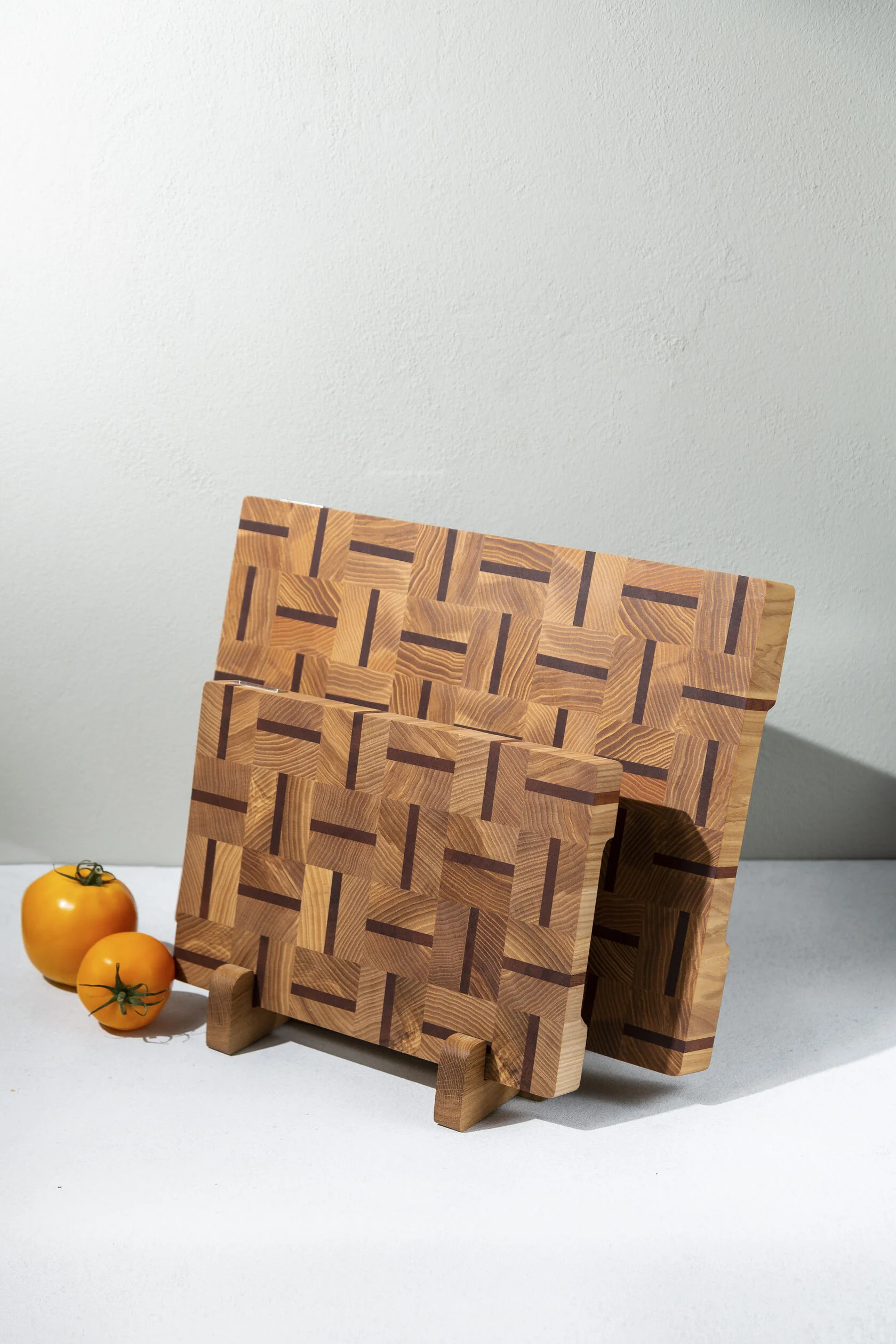Stirnholz-Schneidebrett-Set aus Esche mit Halter – 20×30 & 30×40 cm Stirnholz-Schneidebrett-Set aus Esche mit Halter – 20×30 & 30×40 cm