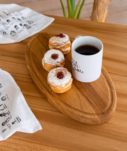 Ovale Schneideplatte aus Eiche 20x40 cm — Handgefertigte Servierplatte mit Leinöl-Schutz gegen Wasser & Flecken Ovale Schneideplatte aus Eiche 20x40 cm