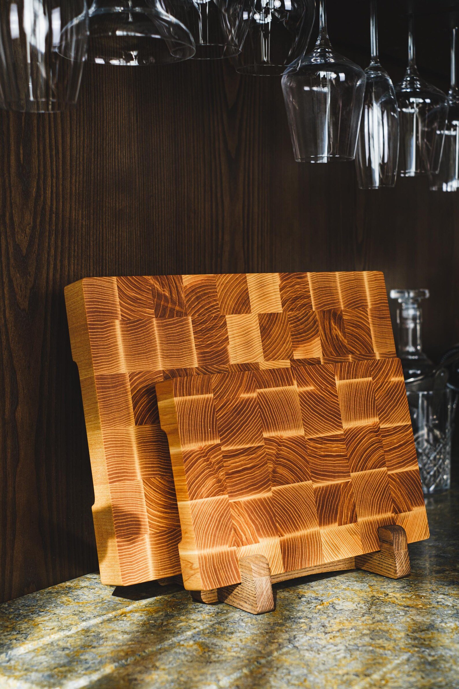 Stirnholz-Schneidebrett-Set aus Esche mit Halter – 20 × 30 und 30 × 40 cm Zwei Stirnholz-Schneidebretter aus Esche im passenden Holzhalter, Vorderansicht