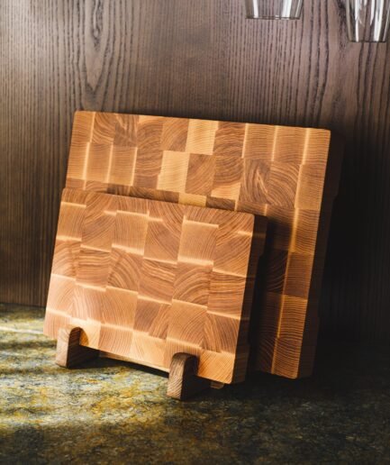 Detail der seitlichen Griffmulden und der Holzstruktur der Eschenbretter