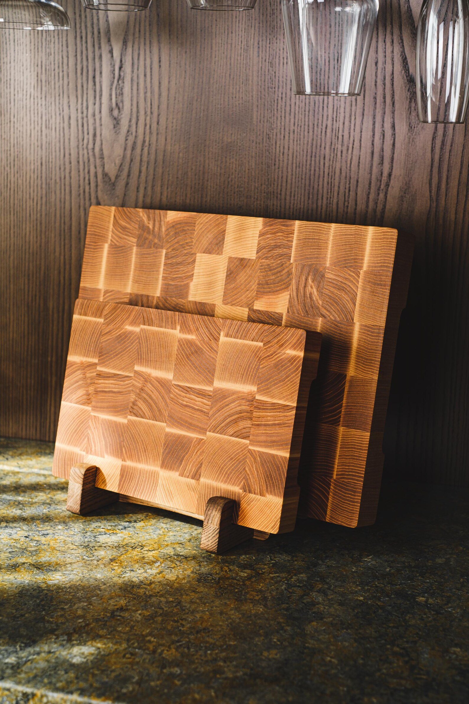 Stirnholz-Schneidebrett-Set aus Esche mit Halter – 20 × 30 und 30 × 40 cm Detail der seitlichen Griffmulden und der Holzstruktur der Eschenbretter