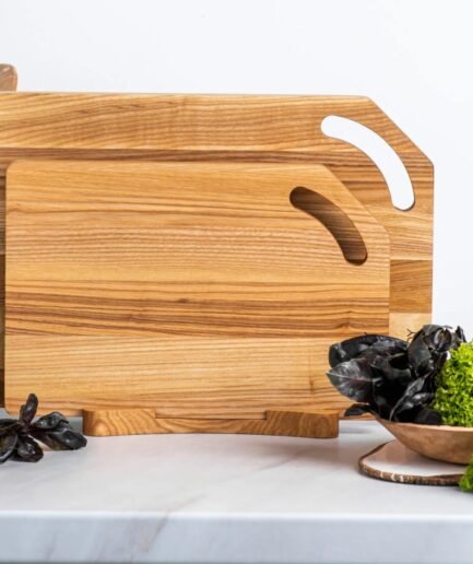 Set aus 2 Schneidebrettern 20x30 cm & 25x35 cm mit Halterung — Handgefertigt aus Massivholz mit Leinöl-Schutz Set aus 2 Schneidebrettern 20x30 cm & 25x35 cm mit Halterung — Handgefertigt aus Massivholz mit Leinöl-Schutz