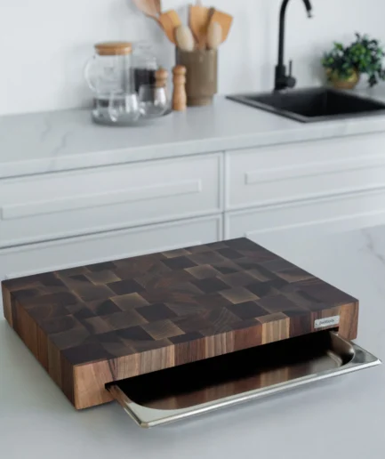 Stirnholz Schneidebrett aus Nussbaum mit Schublade 30х40 cm Stirnholz Schneidebrett aus Nussbaum mit Schublade | 30x40 cm | Mit Edelstahl-Schublade