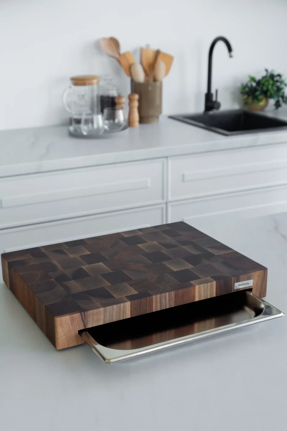Stirnholz Schneidebrett aus Nussbaum mit Schublade | 30x40 cm | Mit Edelstahl-Schublade