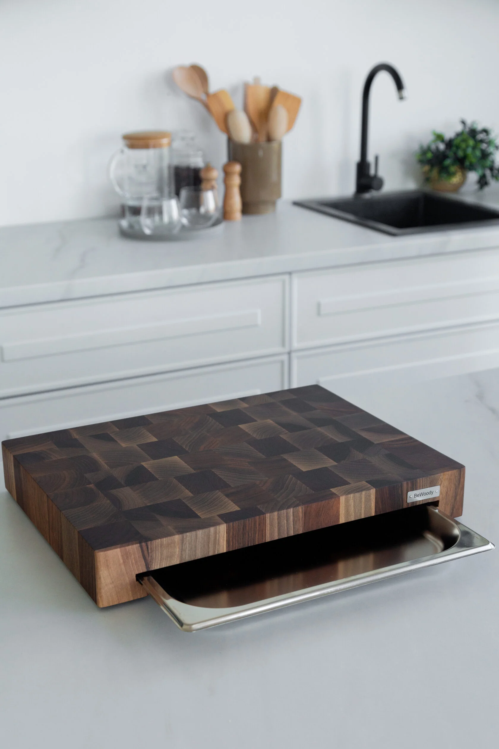 Stirnholz Schneidebrett aus Nussbaum mit Schublade 30х40 cm Stirnholz Schneidebrett aus Nussbaum mit Schublade | 30x40 cm | Mit Edelstahl-Schublade