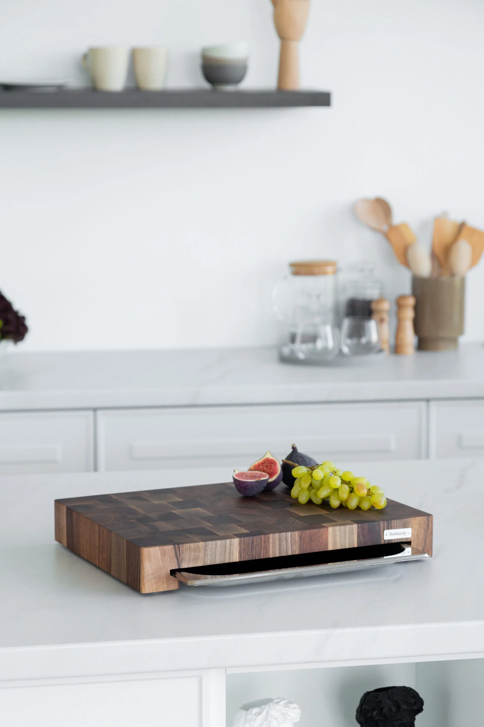 Stirnholz Schneidebrett aus Nussbaum mit Schublade 30х40 cm Stirnholz Schneidebrett aus Nussbaum mit Schublade | 30x40 cm | Mit Edelstahl-Schublade