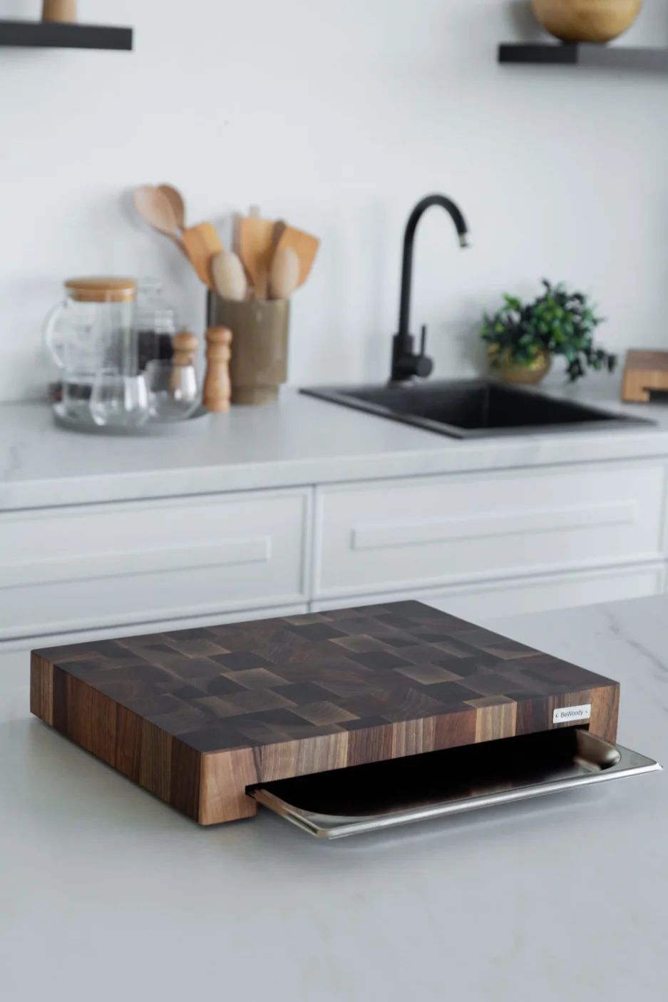 Stirnholz Schneidebrett aus Nussbaum mit Schublade | 30x40 cm | Mit Edelstahl-Schublade