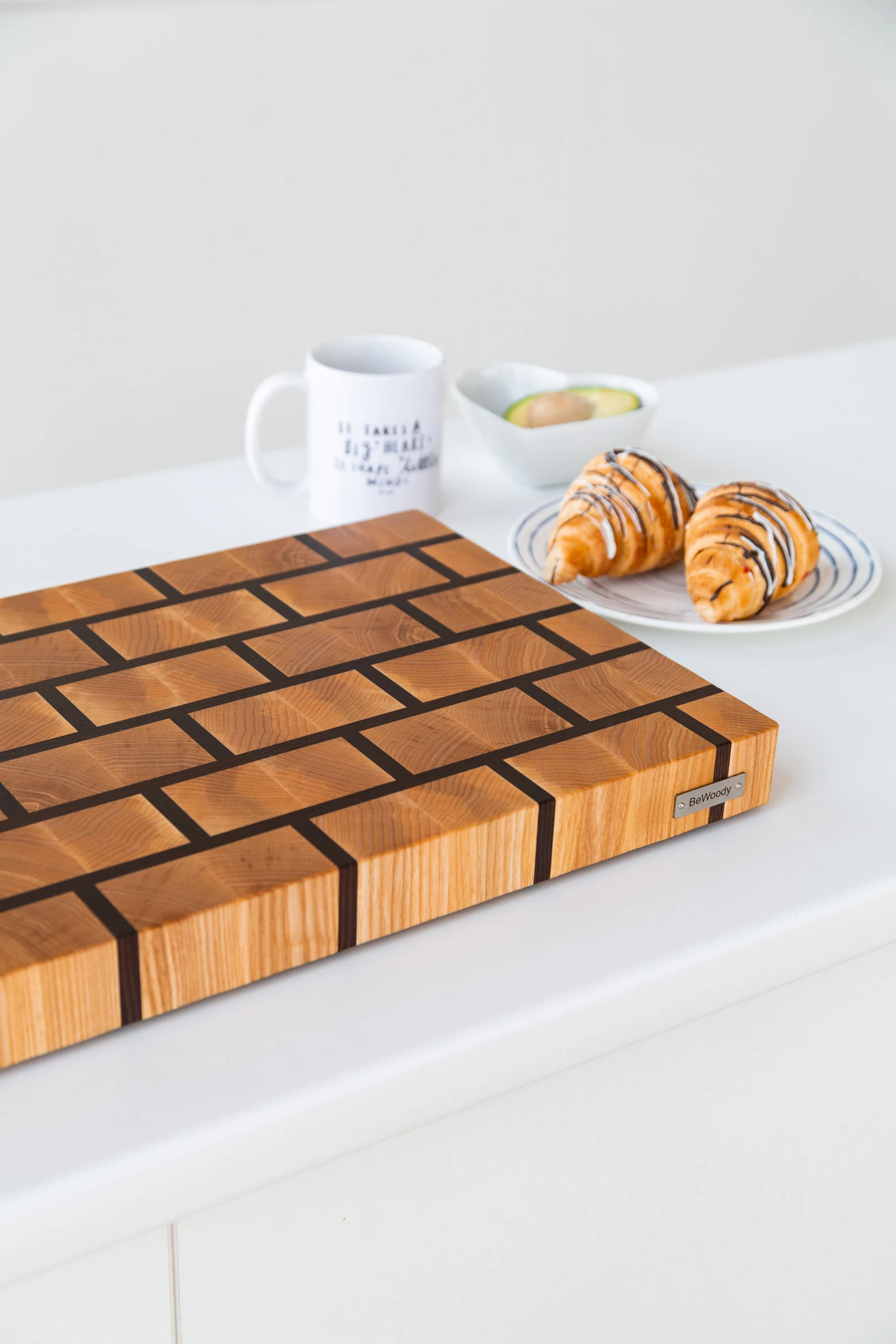 Stirnholz-Schneidebrett „Ziegeloptik“ – Esche & Sapele, 40 × 30 cm Stirnholzstruktur und Farbkontrast von Esche und Sapele