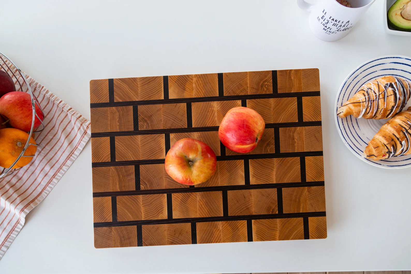Stirnholz-Schneidebrett „Ziegeloptik“ – Esche & Sapele, 40 × 30 cm Versetztes Ziegelmuster aus heller Esche und rotbrauner Sapele