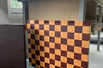 Schachbrett "Schach": Das Stirnholz Schneidebrett aus Esche & Sapeli 40х30