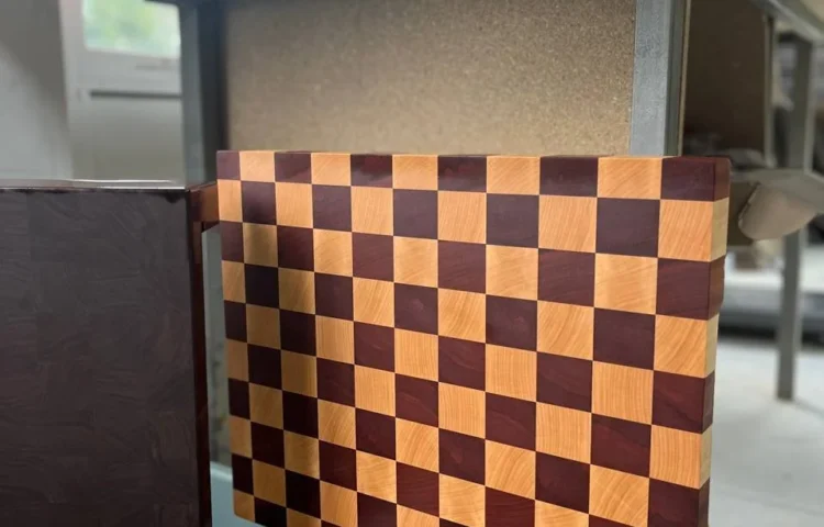 Schachbrett "Schach": Das Stirnholz Schneidebrett aus Esche & Sapeli 40х30