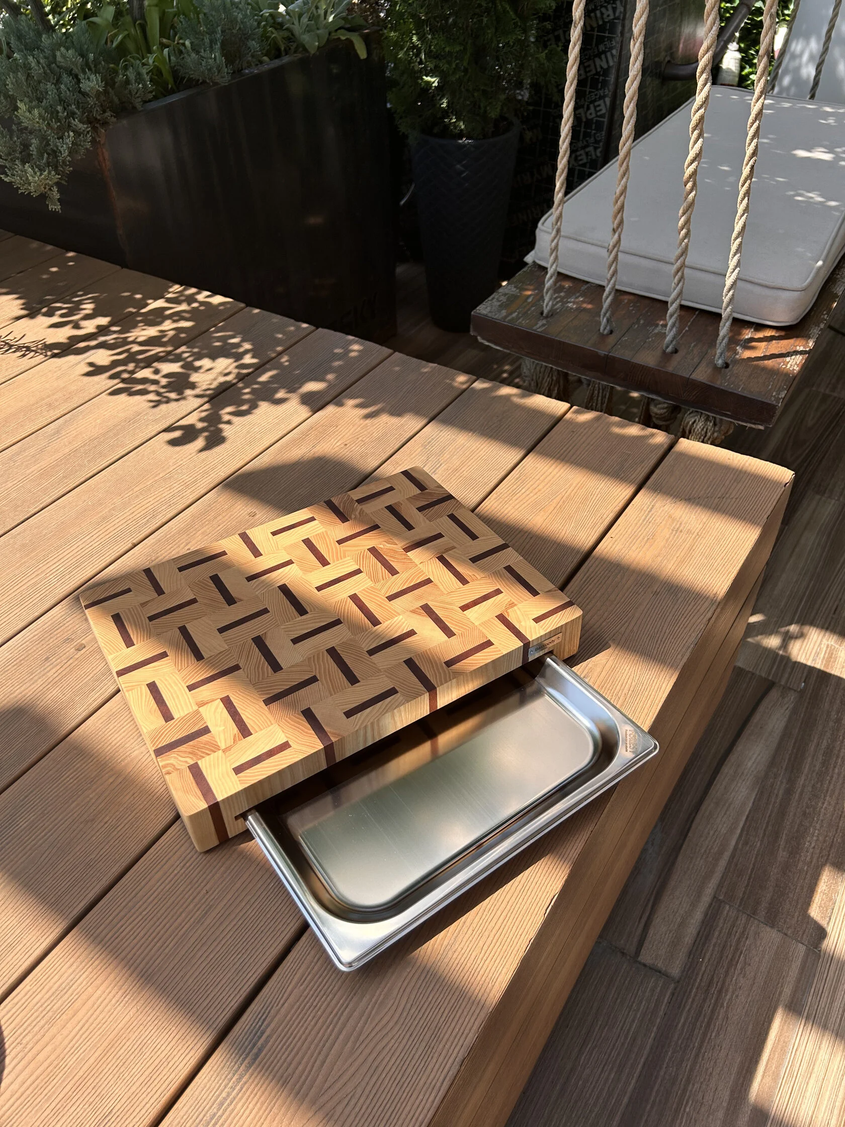 Schneidebrett mit Schublade aus Esche & Sapeli 40х30: Genial praktisch für Ihre Küche Schneidebrett mit Schublade aus Esche & Sapeli 40х30: Genial praktisch für Ihre Küche