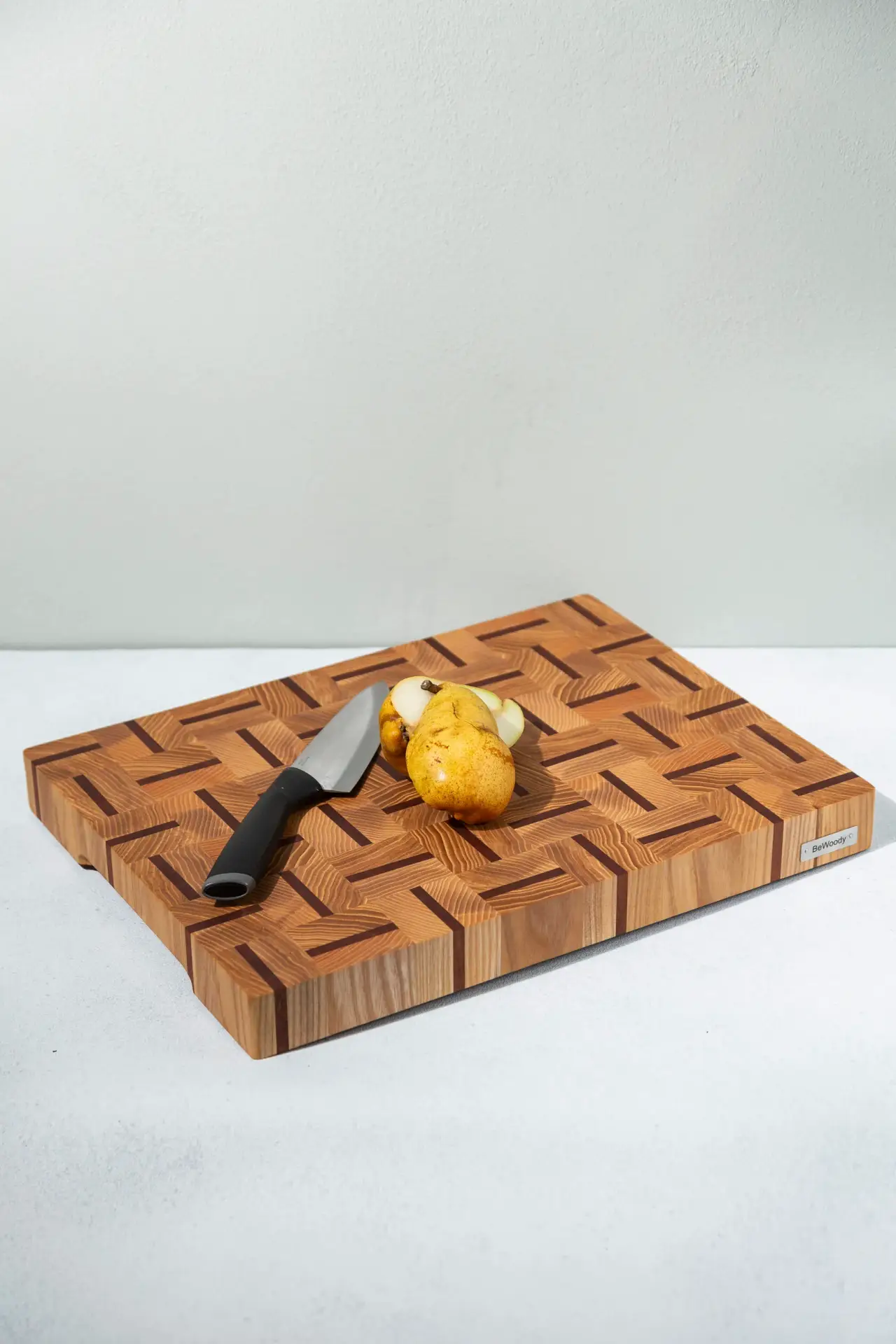 Stirnholz Schneidebrett aus Esche und Sapele – Einzigartiges Design-Schneidebrett für Ihre stilvolle Küche Stirnholz Schneidebrett aus Esche und Sapele mit Muster – Einzigartiges Design-Schneidebrett für Ihre stilvolle Küche