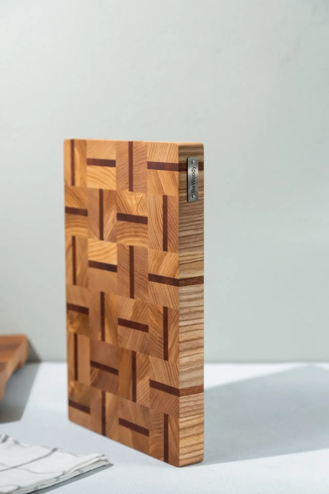 Stirnholz Schneidebrett aus Esche und Sapele – Einzigartiges Design-Schneidebrett für Ihre stilvolle Küche Stirnholz Schneidebrett aus Esche und Sapele mit Muster – Einzigartiges Design-Schneidebrett für Ihre stilvolle Küche