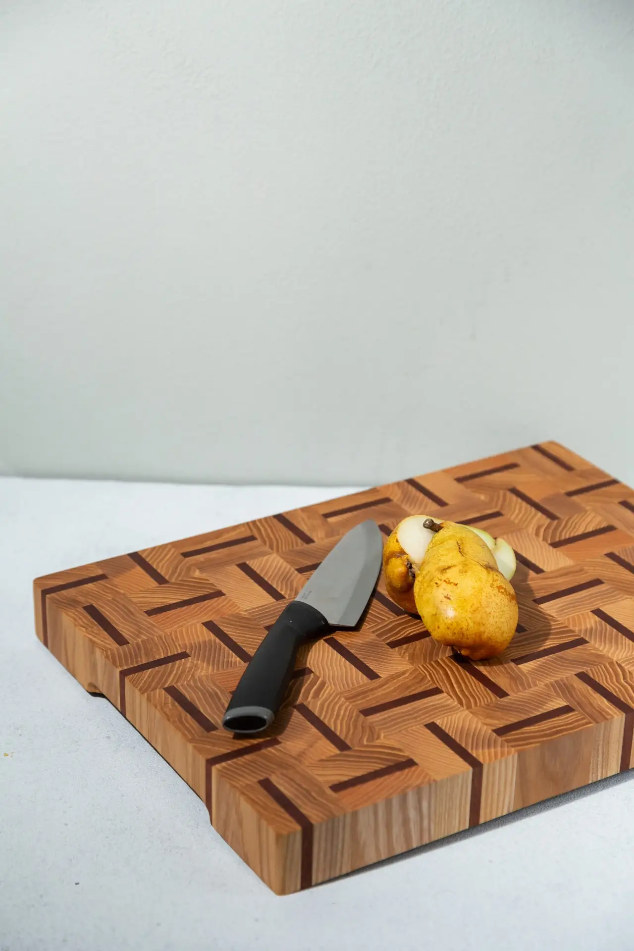 Stirnholz Schneidebrett aus Esche und Sapele – Einzigartiges Design-Schneidebrett für Ihre stilvolle Küche Stirnholz Schneidebrett aus Esche und Sapele mit Muster – Einzigartiges Design-Schneidebrett für Ihre stilvolle Küche