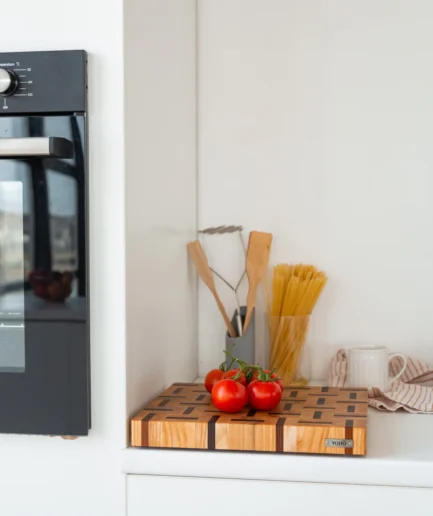 Stirnholz Schneidebrett aus Esche und Sapele – Einzigartiges Design-Schneidebrett für Ihre stilvolle Küche Stirnholz Schneidebrett aus Esche und Sapele mit Muster – Einzigartiges Design-Schneidebrett für Ihre stilvolle Küche