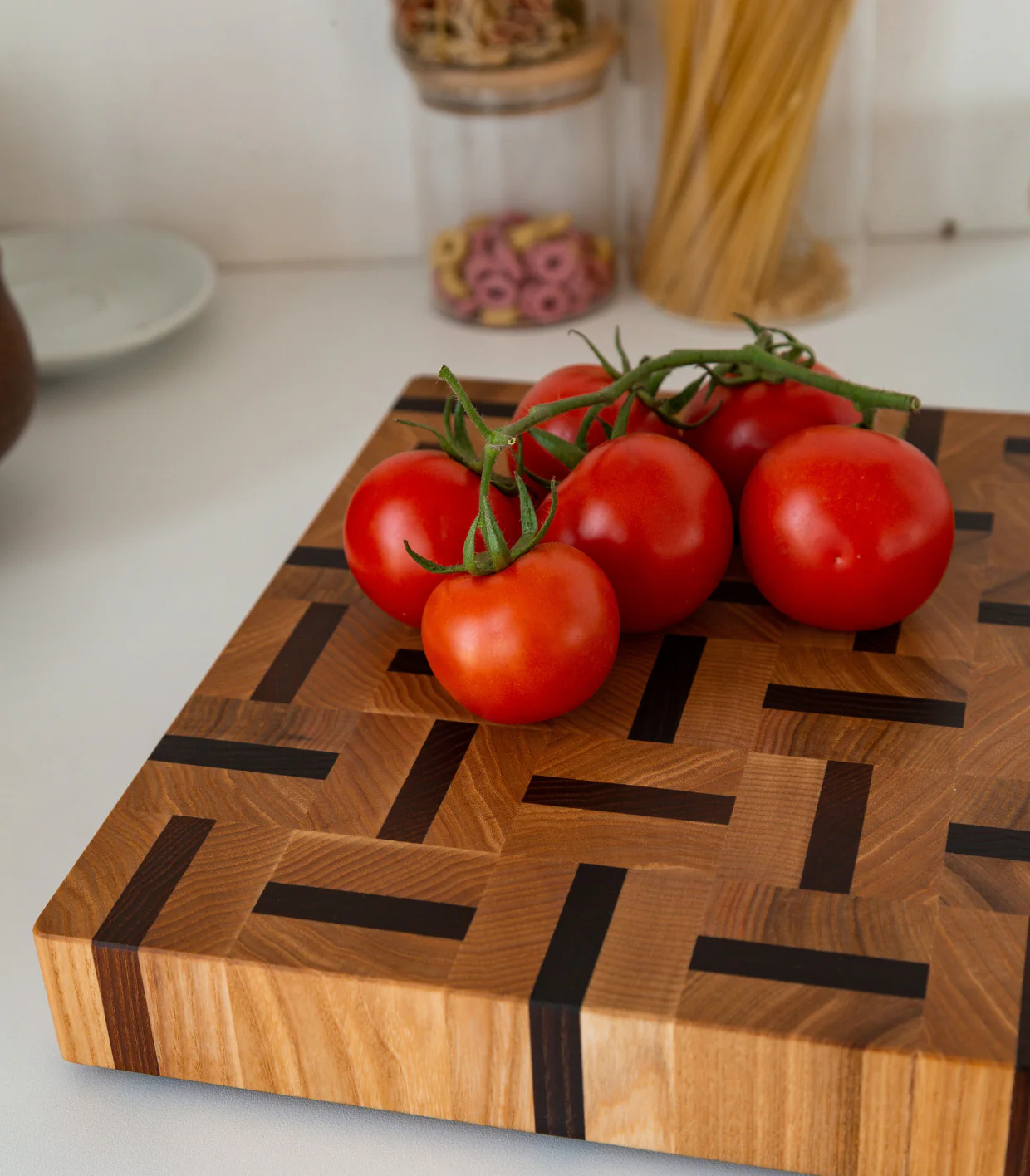 Stirnholz Schneidebrett aus Esche und Sapele – Einzigartiges Design-Schneidebrett für Ihre stilvolle Küche Stirnholz Schneidebrett aus Esche und Sapele mit Muster – Einzigartiges Design-Schneidebrett für Ihre stilvolle Küche
