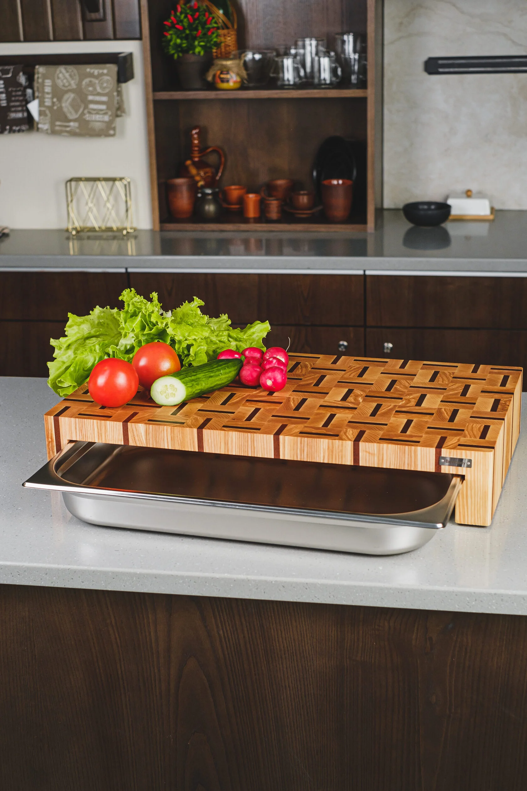 Stirnholz Schneidebrett Esche & Sapele | 60×34 cm | 8L Gastrobehälter Stirnholz Schneidebrett Esche & Sapeli mit Gastrobehälter 8L | 10 cm Profi-Höhe | Handgefertigt