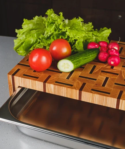 Stirnholz Schneidebrett Esche & Sapeli mit Gastrobehälter 8L | 10 cm Profi-Höhe | Handgefertigt