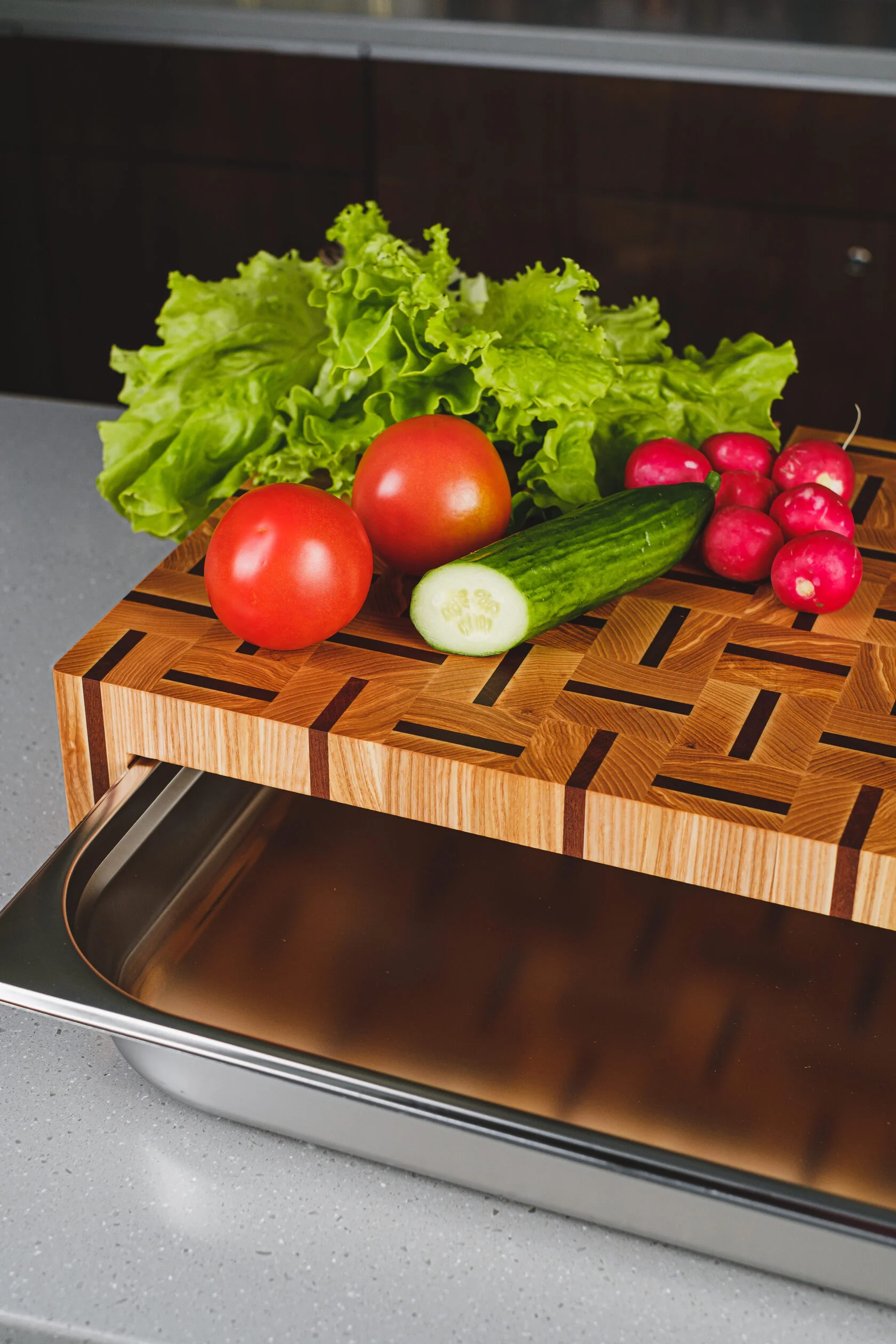 Stirnholz Schneidebrett Esche & Sapele | 60×34 cm | 8L Gastrobehälter Stirnholz Schneidebrett Esche & Sapeli mit Gastrobehälter 8L | 10 cm Profi-Höhe | Handgefertigt
