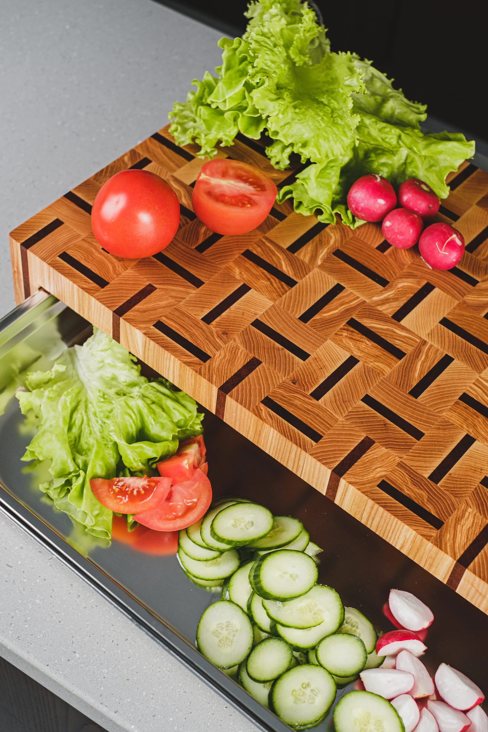 Stirnholz Schneidebrett Esche & Sapele | 60×34 cm | 8L Gastrobehälter Stirnholz Schneidebrett Esche & Sapeli mit Gastrobehälter 8L | 10 cm Profi-Höhe | Handgefertigt
