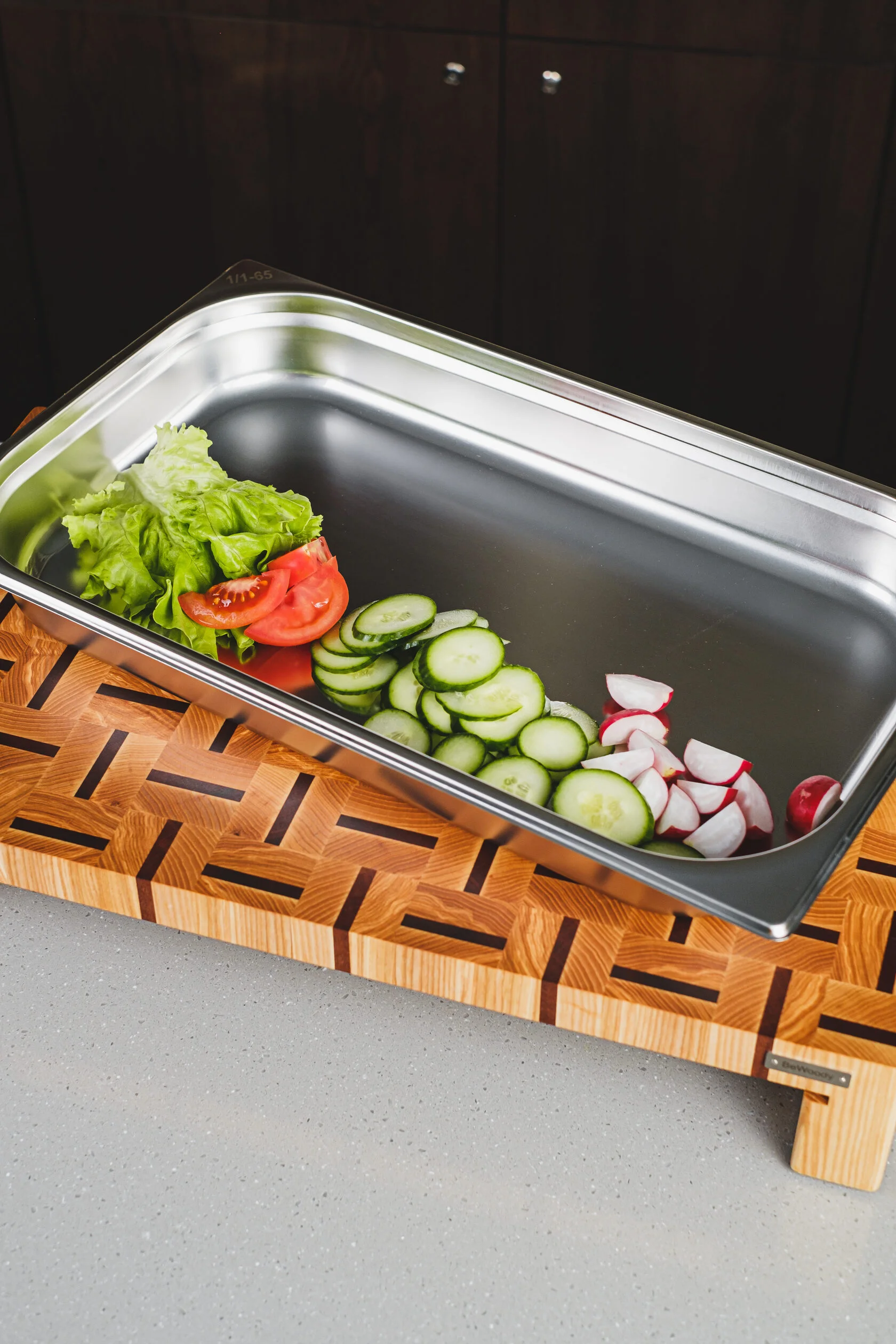Stirnholz Schneidebrett Esche & Sapele | 60×34 cm | 8L Gastrobehälter Stirnholz Schneidebrett Esche & Sapeli mit Gastrobehälter 8L | 10 cm Profi-Höhe | Handgefertigt