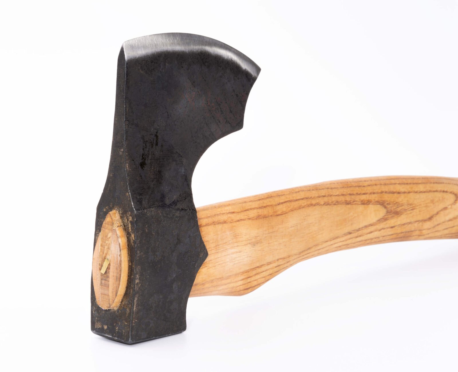 Handgeschmiedete Axt X3 — Kohlenstoffstahl, Eschenstiel und Leder-Schultertrageschlaufe, Handmade in Ukraine Handgeschmiedete Axt X3 — Kohlenstoffstahl, Eschenstiel und Leder-Schultertrageschlaufe, Handmade in Ukraine