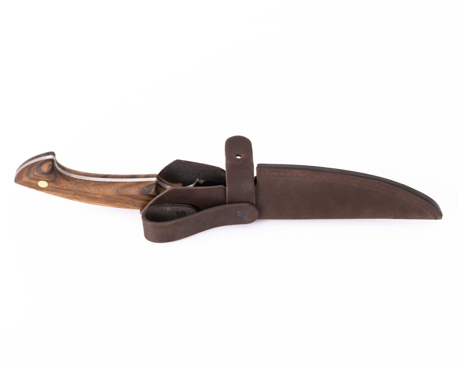 Handgeschmiedetes Bushcraft-Messer RK-6 — 12,5 cm Klinge aus Kohlenstoffstahl (X12MF), Nussbaumgriff mit Messingstiften, Lederscheide Handgeschmiedetes Bushcraft-Messer RK-6 — 12,5 cm Klinge aus Kohlenstoffstahl (X12MF), Nussbaumgriff mit Messingstiften, Lederscheide