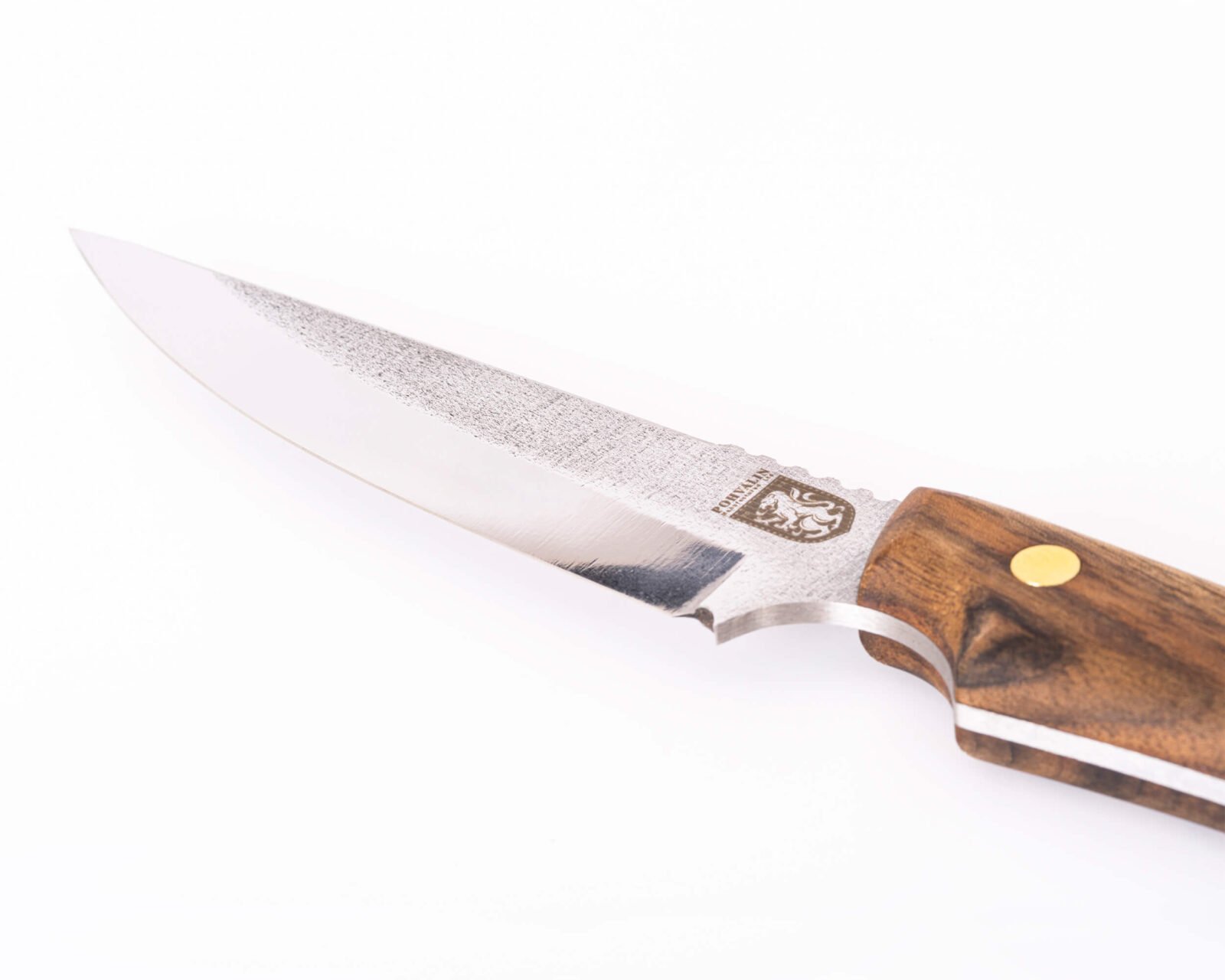 Handgeschmiedetes Bushcraft-Messer RK-6 — 12,5 cm Klinge aus Kohlenstoffstahl (X12MF), Nussbaumgriff mit Messingstiften, Lederscheide Handgeschmiedetes Bushcraft-Messer RK-6 — 12,5 cm Klinge aus Kohlenstoffstahl (X12MF), Nussbaumgriff mit Messingstiften, Lederscheide