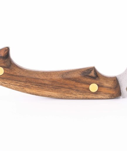 Handgeschmiedetes Bushcraft-Messer RK-6 — 12,5 cm Klinge aus Kohlenstoffstahl (X12MF), Nussbaumgriff mit Messingstiften, Lederscheide Handgeschmiedetes Bushcraft-Messer RK-6 — 12,5 cm Klinge aus Kohlenstoffstahl (X12MF), Nussbaumgriff mit Messingstiften, Lederscheide