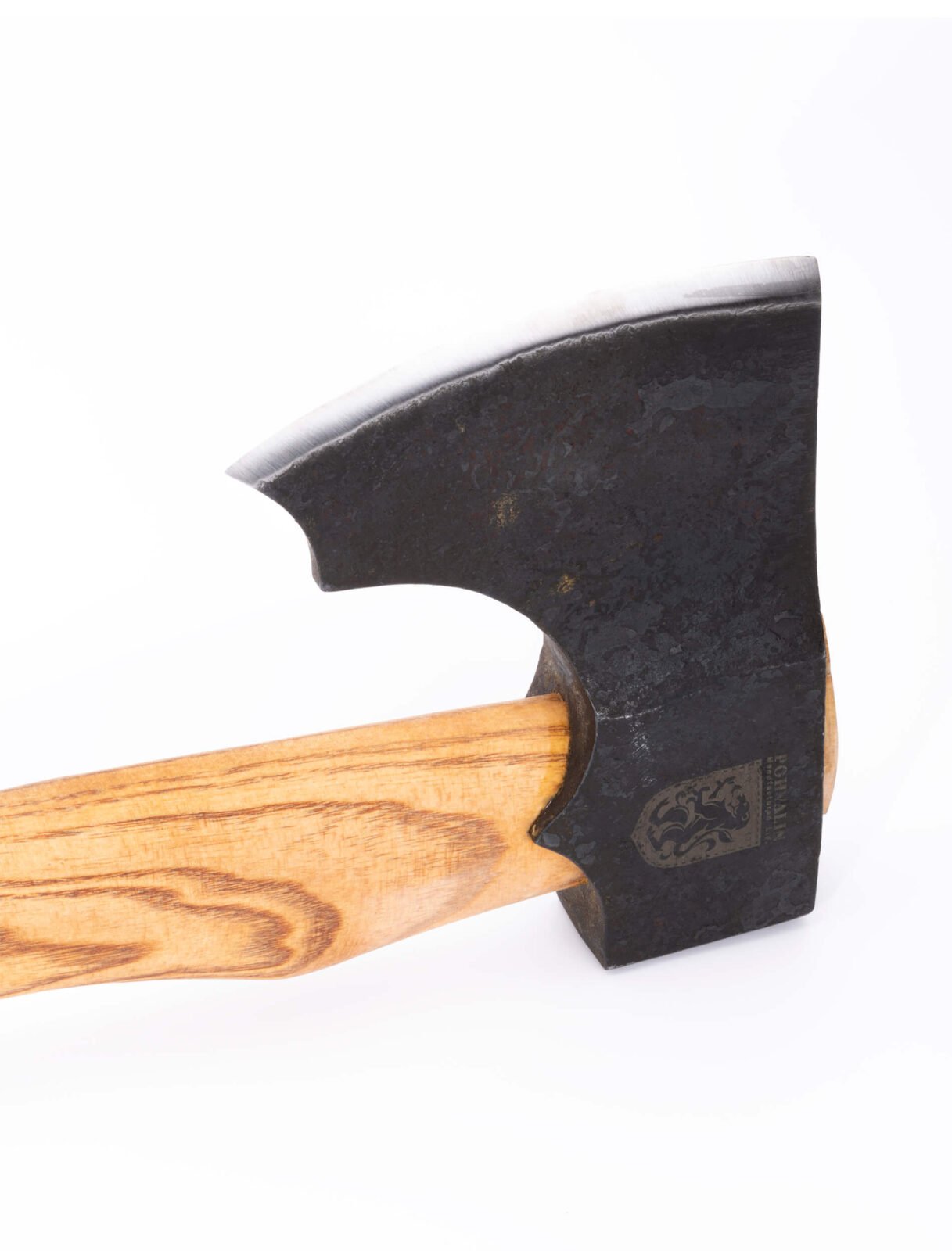 Handgeschmiedete Axt X3 — Kohlenstoffstahl, Eschenstiel und Leder-Schultertrageschlaufe, Handmade in Ukraine Handgeschmiedete Axt X3 — Kohlenstoffstahl, Eschenstiel und Leder-Schultertrageschlaufe, Handmade in Ukraine