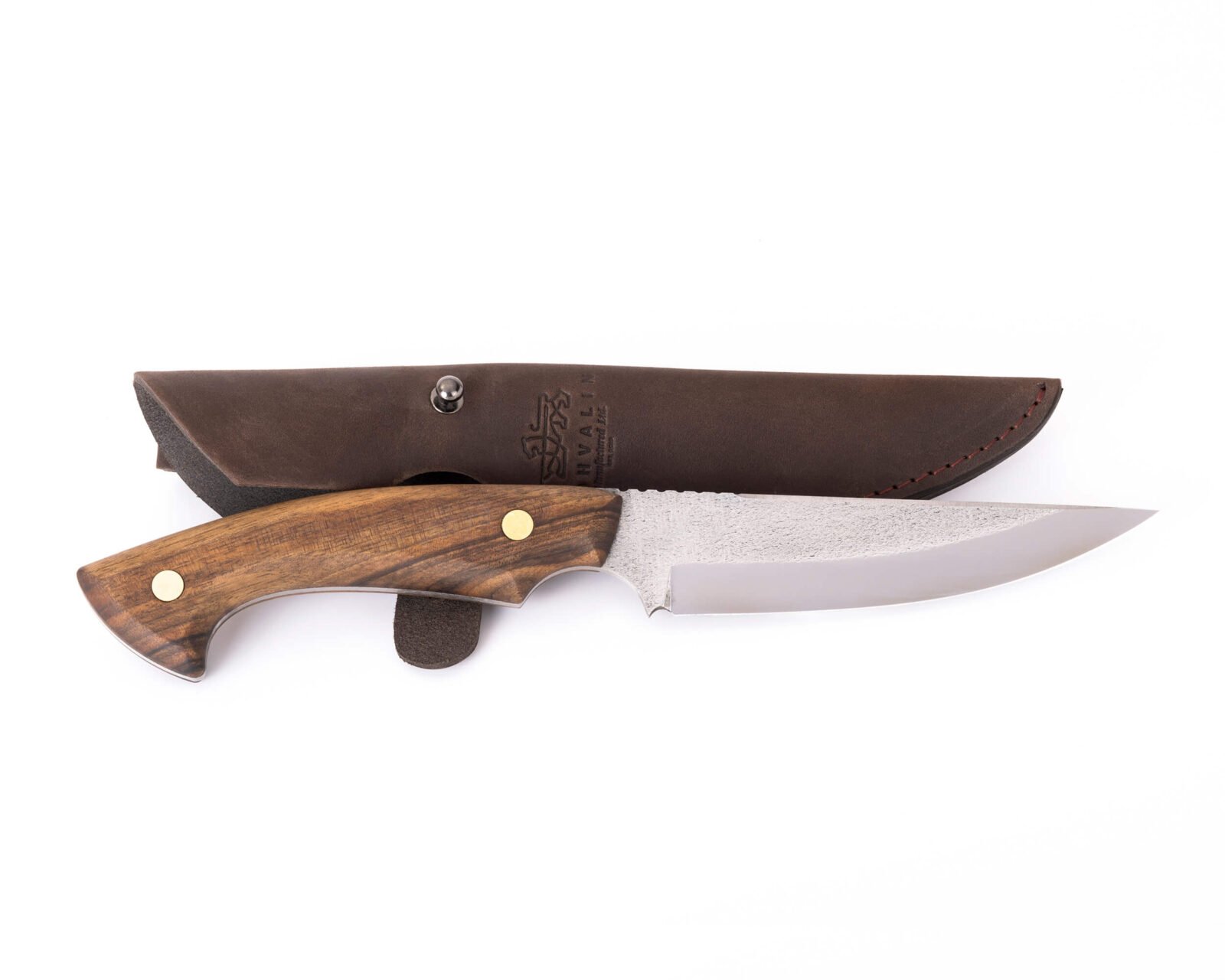Handgeschmiedetes Bushcraft-Messer RK-6 — 12,5 cm Klinge aus Kohlenstoffstahl (X12MF), Nussbaumgriff mit Messingstiften, Lederscheide Handgeschmiedetes Bushcraft-Messer RK-6 — 12,5 cm Klinge aus Kohlenstoffstahl (X12MF), Nussbaumgriff mit Messingstiften, Lederscheide