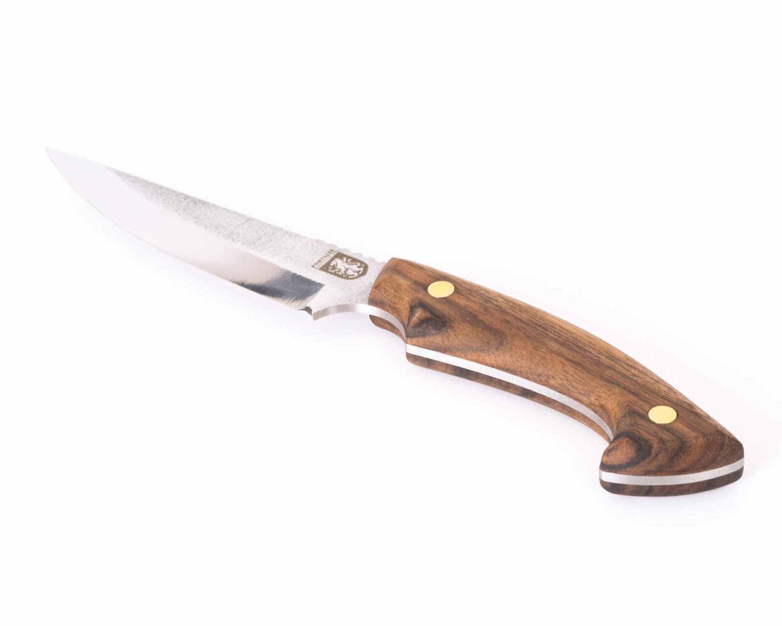 Handgeschmiedetes Bushcraft-Messer RK-6 — 12,5 cm Klinge aus Kohlenstoffstahl (X12MF), Nussbaumgriff mit Messingstiften, Lederscheide Handgeschmiedetes Bushcraft-Messer RK-6 — 12,5 cm Klinge aus Kohlenstoffstahl (X12MF), Nussbaumgriff mit Messingstiften, Lederscheide