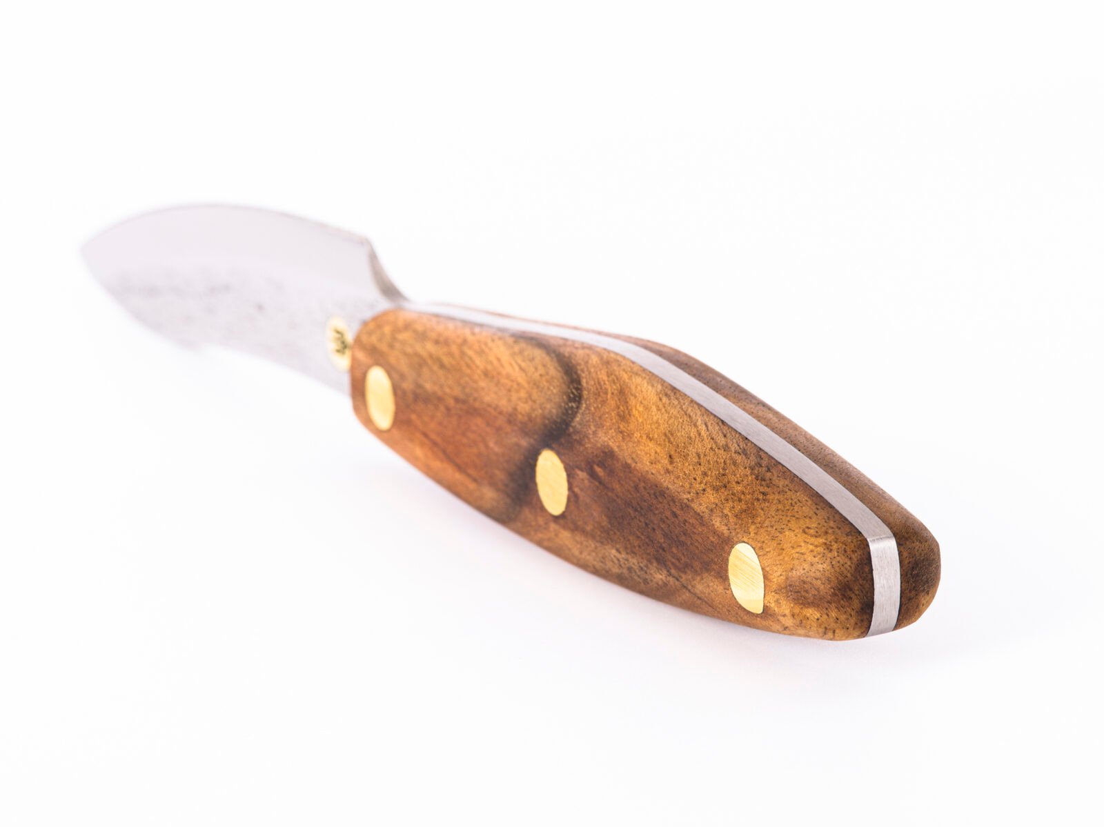 Küchenmesser S1 — 10 cm Klinge aus Kohlenstoffstahl (X12MF), Nussbaumgriff, handgefertigt Küchenmesser S1 — 10 cm Klinge aus Kohlenstoffstahl (X12MF), Nussbaumgriff, handgefertigt