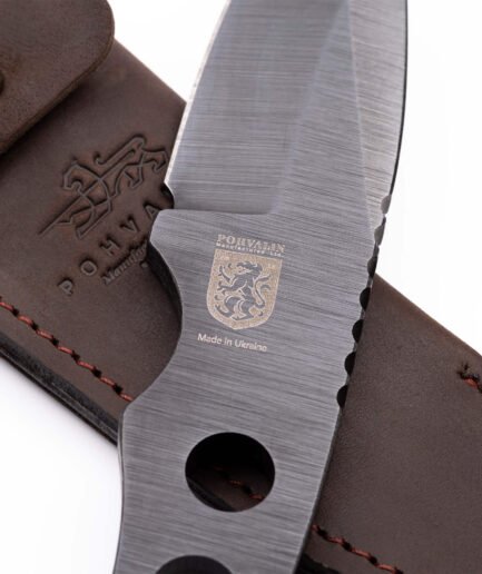 Bushcraft-Messer SK1 Skeleton — 9 cm Klinge, 8 mm Klingenrücken, Federstahl 65G brüniert, Lederscheide