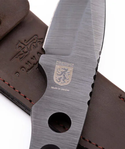 Skeleton-Messer SK1 – Bushcraft-Messer mit 8 mm Rücken, Full Tang und Lederscheide Bushcraft-Messer SK1 Skeleton — 9 cm Klinge, 8 mm Klingenrücken, Federstahl 65G brüniert, Lederscheide