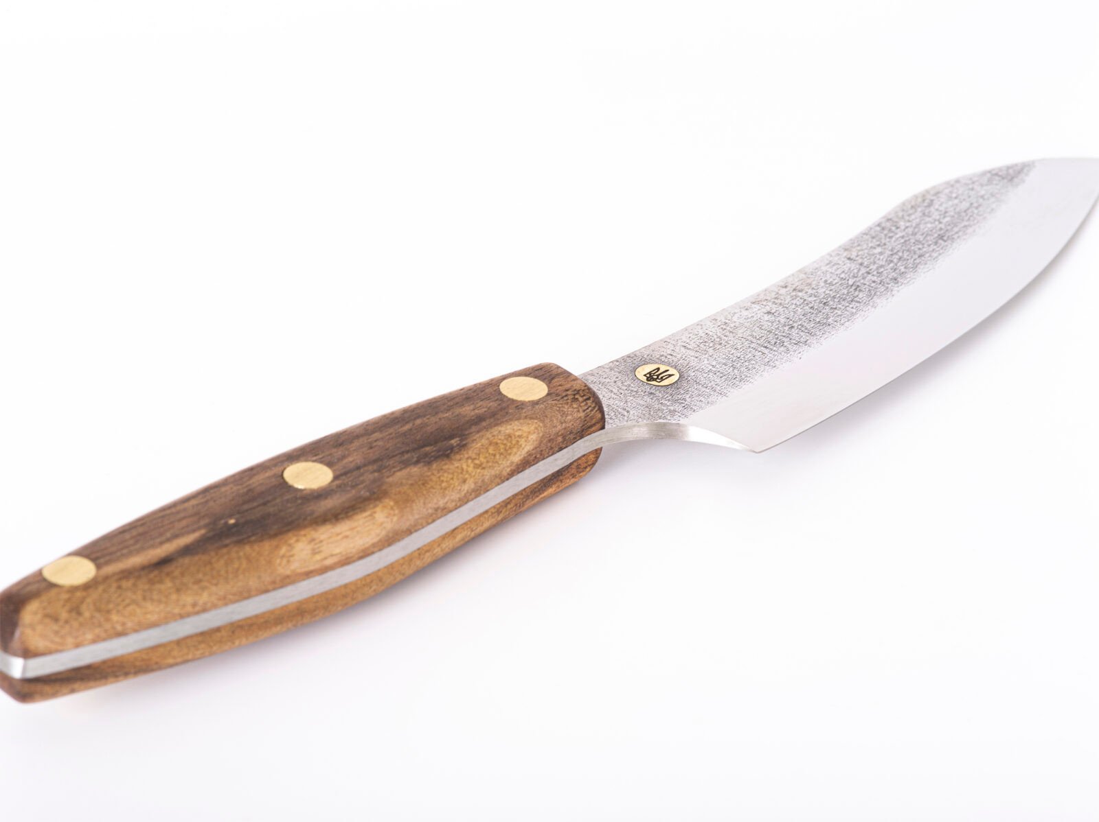 Küchenmesser S3 — 13,5 cm Klinge aus Kohlenstoffstahl (X12MF), Nussbaumgriff, handgefertigt Küchenmesser S3 — 13,5 cm Klinge aus Kohlenstoffstahl (X12MF), Nussbaumgriff, handgefertigt