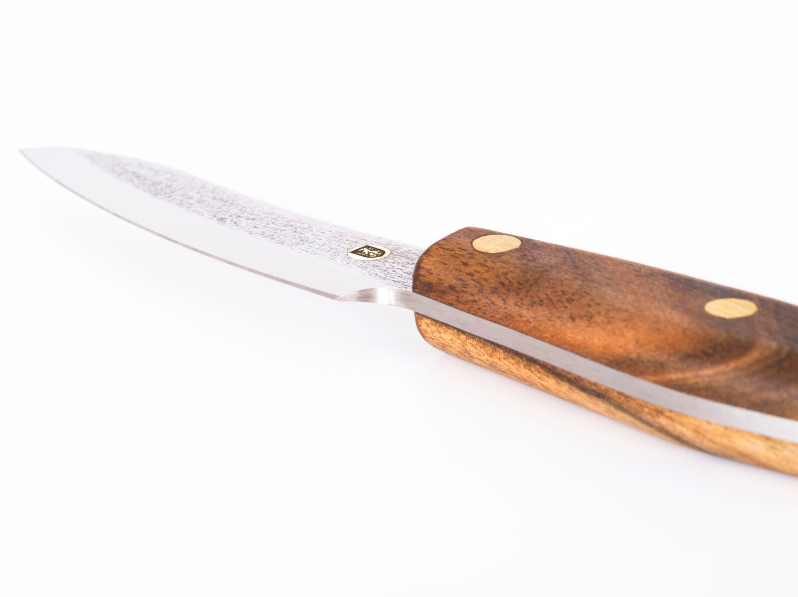Küchenmesser S1 — 10 cm Klinge aus Kohlenstoffstahl (X12MF), Nussbaumgriff, handgefertigt Küchenmesser S1 — 10 cm Klinge aus Kohlenstoffstahl (X12MF), Nussbaumgriff, handgefertigt