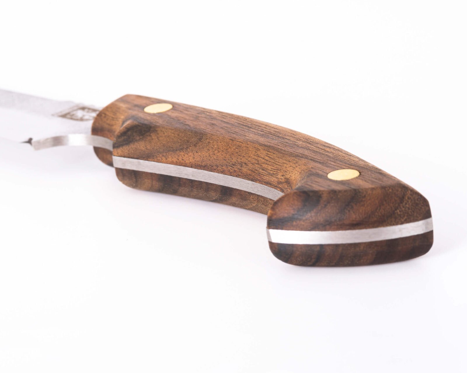 Handgeschmiedetes Bushcraft-Messer RK-6 — 12,5 cm Klinge aus Kohlenstoffstahl (X12MF), Nussbaumgriff mit Messingstiften, Lederscheide Handgeschmiedetes Bushcraft-Messer RK-6 — 12,5 cm Klinge aus Kohlenstoffstahl (X12MF), Nussbaumgriff mit Messingstiften, Lederscheide