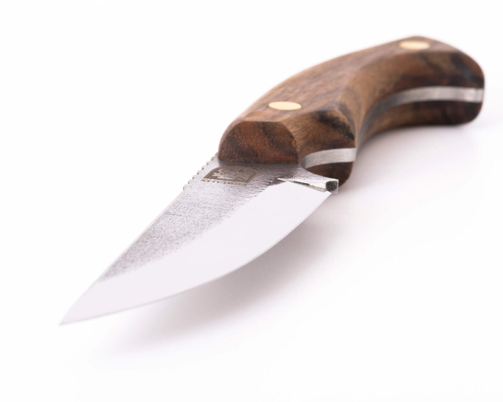 Handgeschmiedetes Bushcraft-Messer RK-6 — 12,5 cm Klinge aus Kohlenstoffstahl (X12MF), Nussbaumgriff mit Messingstiften, Lederscheide Handgeschmiedetes Bushcraft-Messer RK-6 — 12,5 cm Klinge aus Kohlenstoffstahl (X12MF), Nussbaumgriff mit Messingstiften, Lederscheide