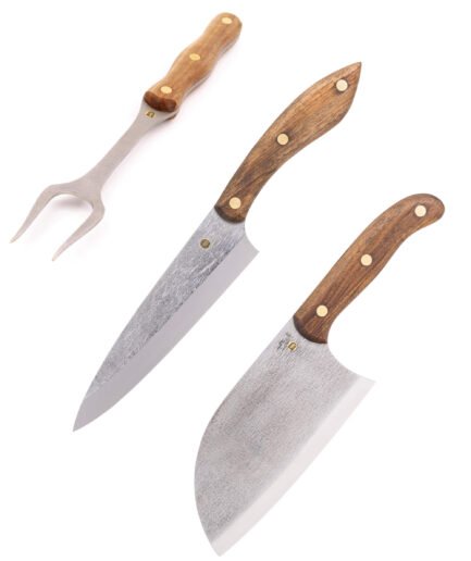 Handgeschmiedetes BBQ-Set — Serbisches Messer, Chefmesser & Fleischgabel aus Kohlenstoffstahl mit Lederetui, Handmade in Ukraine Handgeschmiedetes Küchenmesser-Set — Serbisches Messer, Chefmesser & Universalmesser aus Kohlenstoffstahl mit Ledertasche