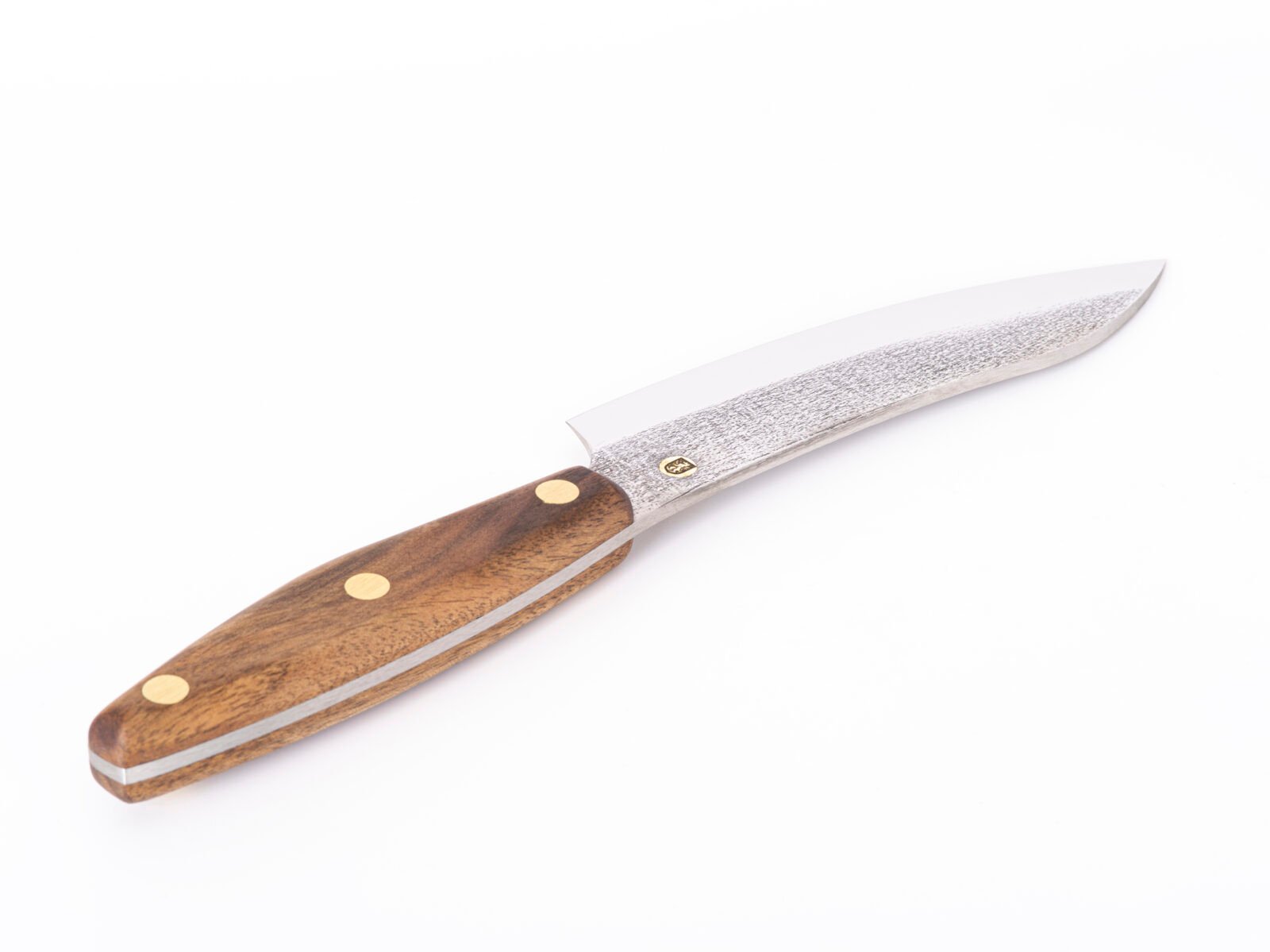 Küchenmesser S3 — 13,5 cm Klinge aus Kohlenstoffstahl (X12MF), Nussbaumgriff, handgefertigt Küchenmesser S3 — 13,5 cm Klinge aus Kohlenstoffstahl (X12MF), Nussbaumgriff, handgefertigt