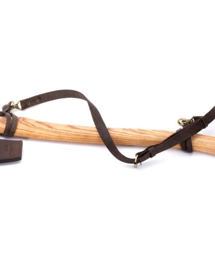 Handgeschmiedete Axt X3 — Kohlenstoffstahl, Eschenstiel und Leder-Schultertrageschlaufe, Handmade in Ukraine Handgeschmiedete Axt X3 — Kohlenstoffstahl, Eschenstiel und Leder-Schultertrageschlaufe, Handmade in Ukraine