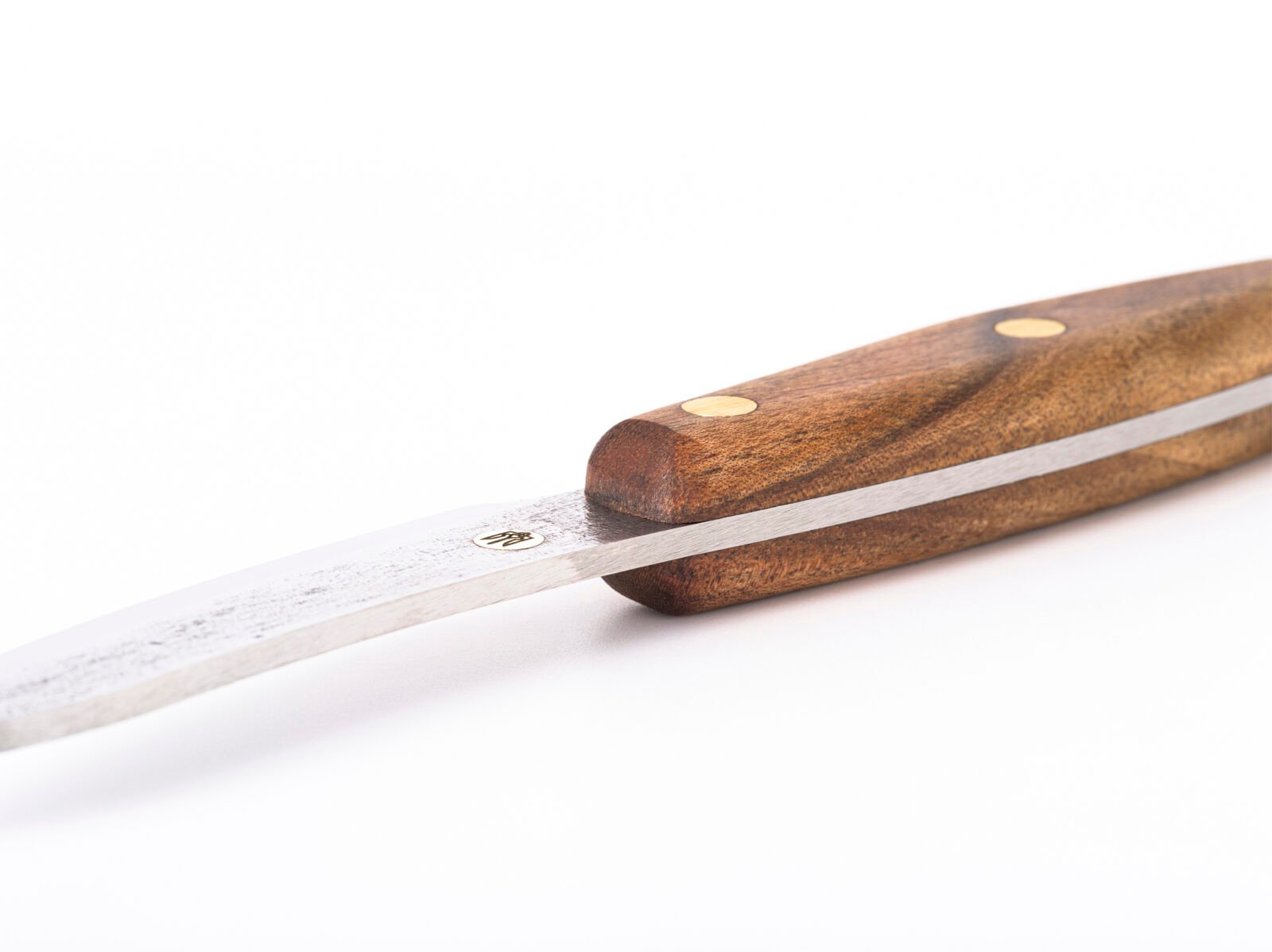 Küchenmesser S1 — 10 cm Klinge aus Kohlenstoffstahl (X12MF), Nussbaumgriff, handgefertigt Küchenmesser S1 — 10 cm Klinge aus Kohlenstoffstahl (X12MF), Nussbaumgriff, handgefertigt