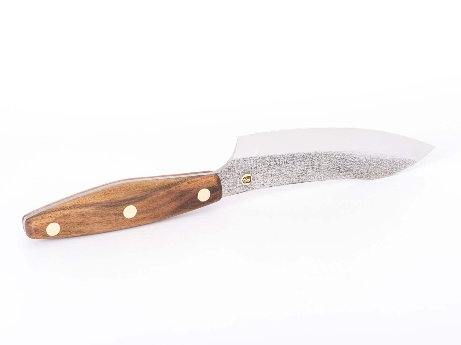Küchenmesser S3 — 13,5 cm Klinge aus Kohlenstoffstahl (X12MF), Nussbaumgriff, handgefertigt Küchenmesser S3 — 13,5 cm Klinge aus Kohlenstoffstahl (X12MF), Nussbaumgriff, handgefertigt