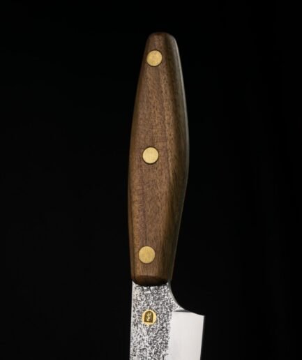 Großes Chefmesser CH3 — 20 cm Carbonstahl-Klinge, Griff aus massivem Nussbaum, handgeschmiedet