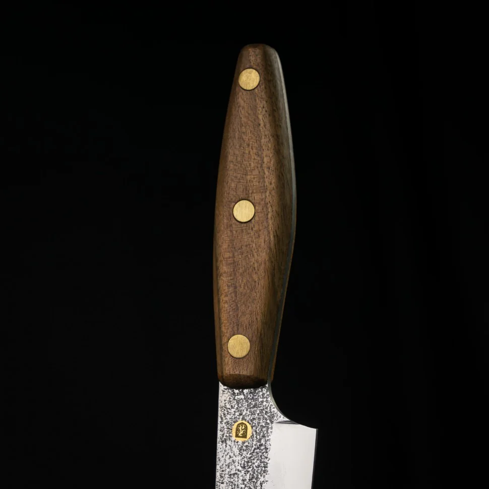 Großes Chefmesser CH3 — 20 cm Carbonstahl-Klinge, Griff aus massivem Nussbaum, handgeschmiedet Großes Chefmesser CH3 — 20 cm Carbonstahl-Klinge, Griff aus massivem Nussbaum, handgeschmiedet