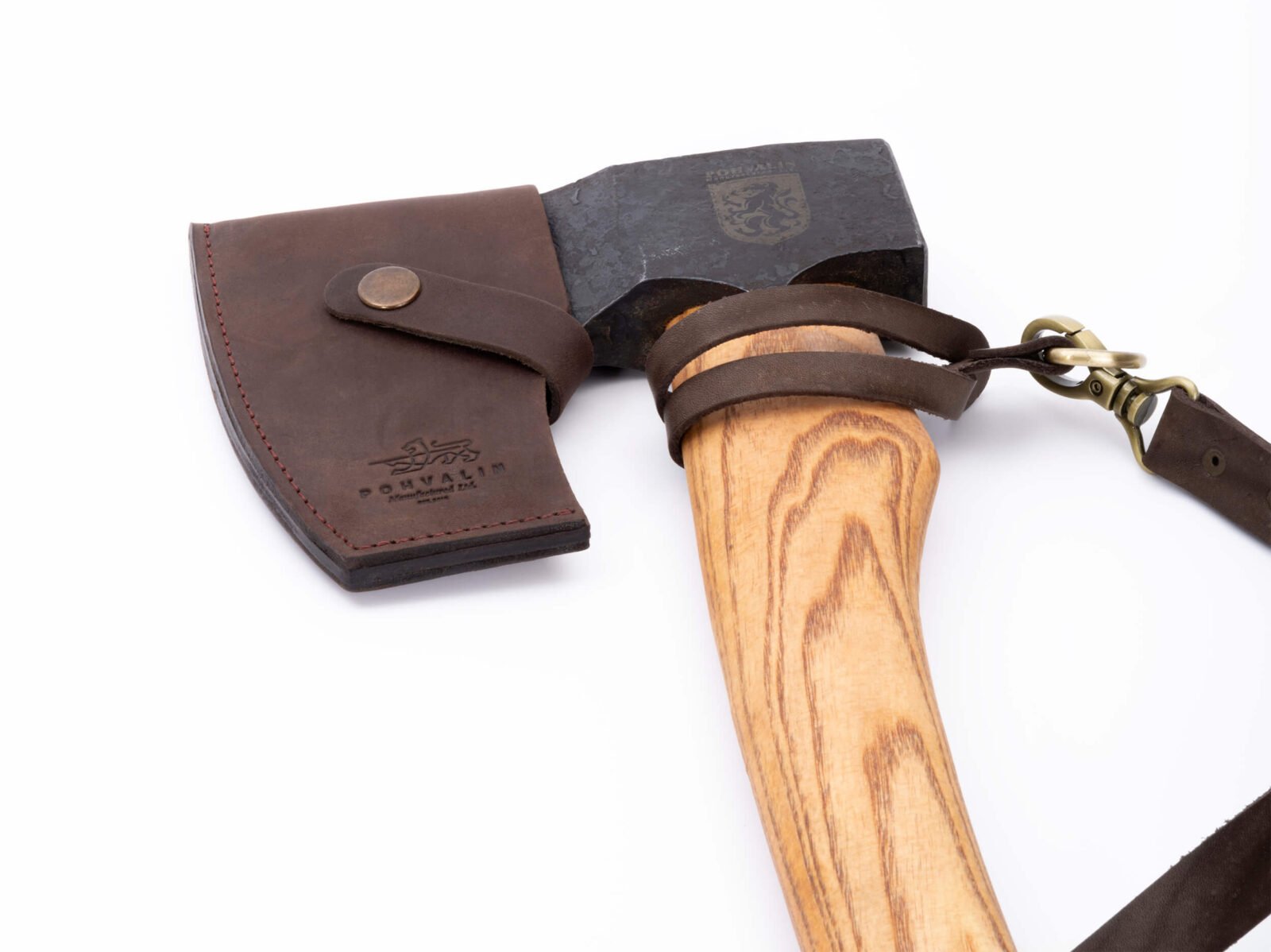 Handgeschmiedete Axt X3 — Kohlenstoffstahl, Eschenstiel und Leder-Schultertrageschlaufe, Handmade in Ukraine Handgeschmiedete Axt X3 — Kohlenstoffstahl, Eschenstiel und Leder-Schultertrageschlaufe, Handmade in Ukraine